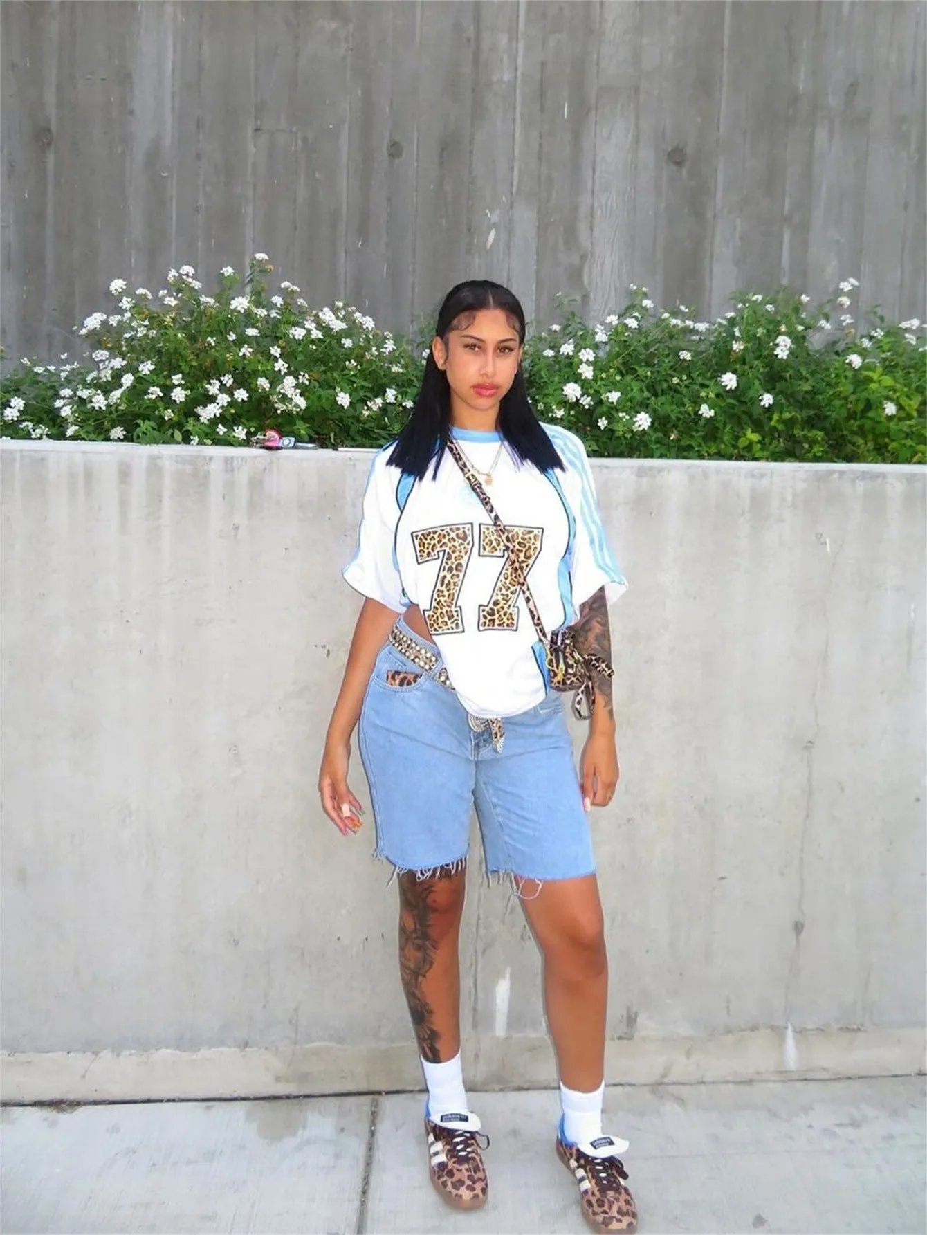 Bold and Trendy Leopard Print Contrast Color Short Sleeve T-Shirt with Sports-Inspired Patchwork Design