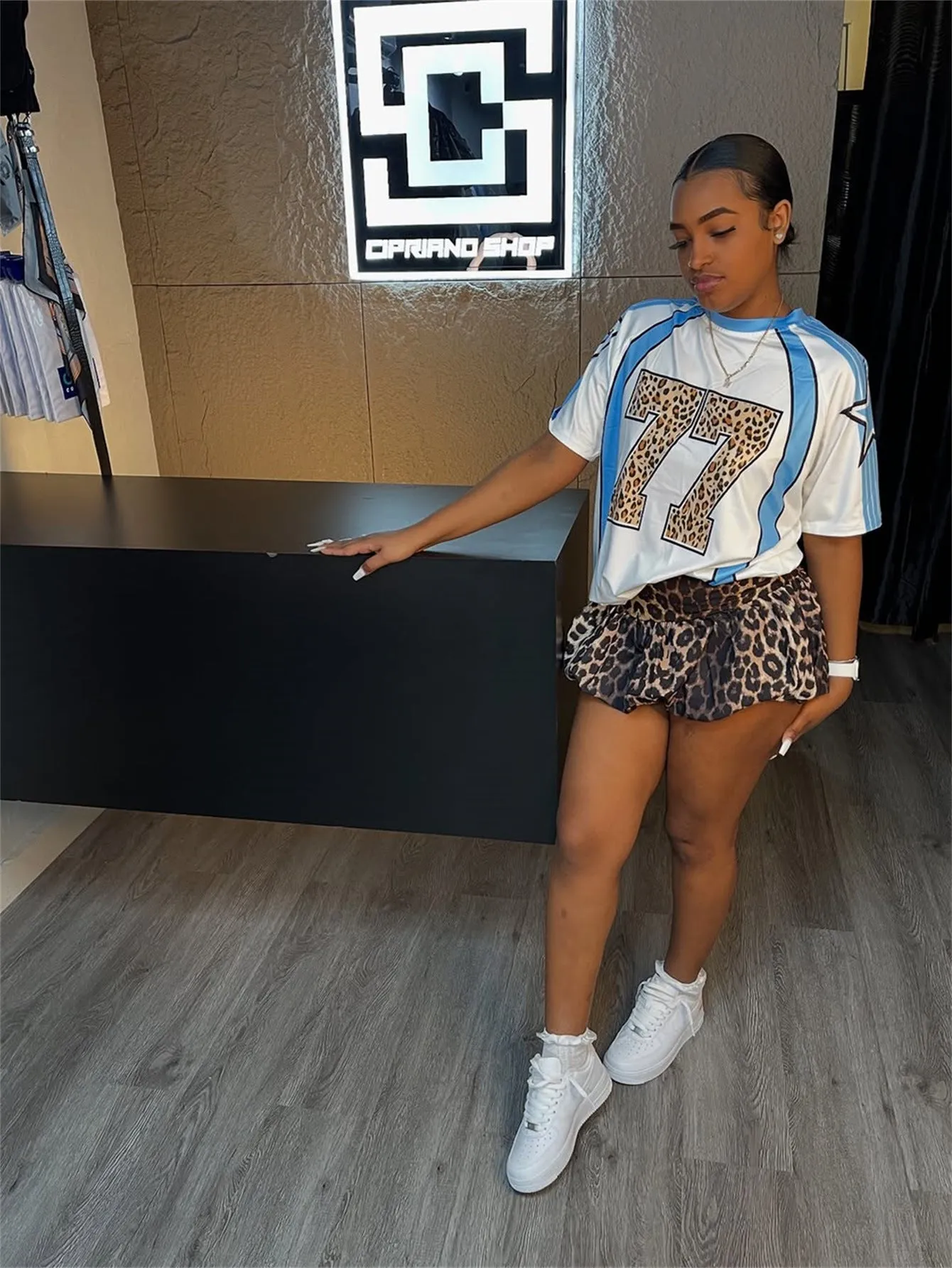 Bold and Trendy Leopard Print Contrast Color Short Sleeve T-Shirt with Sports-Inspired Patchwork Design