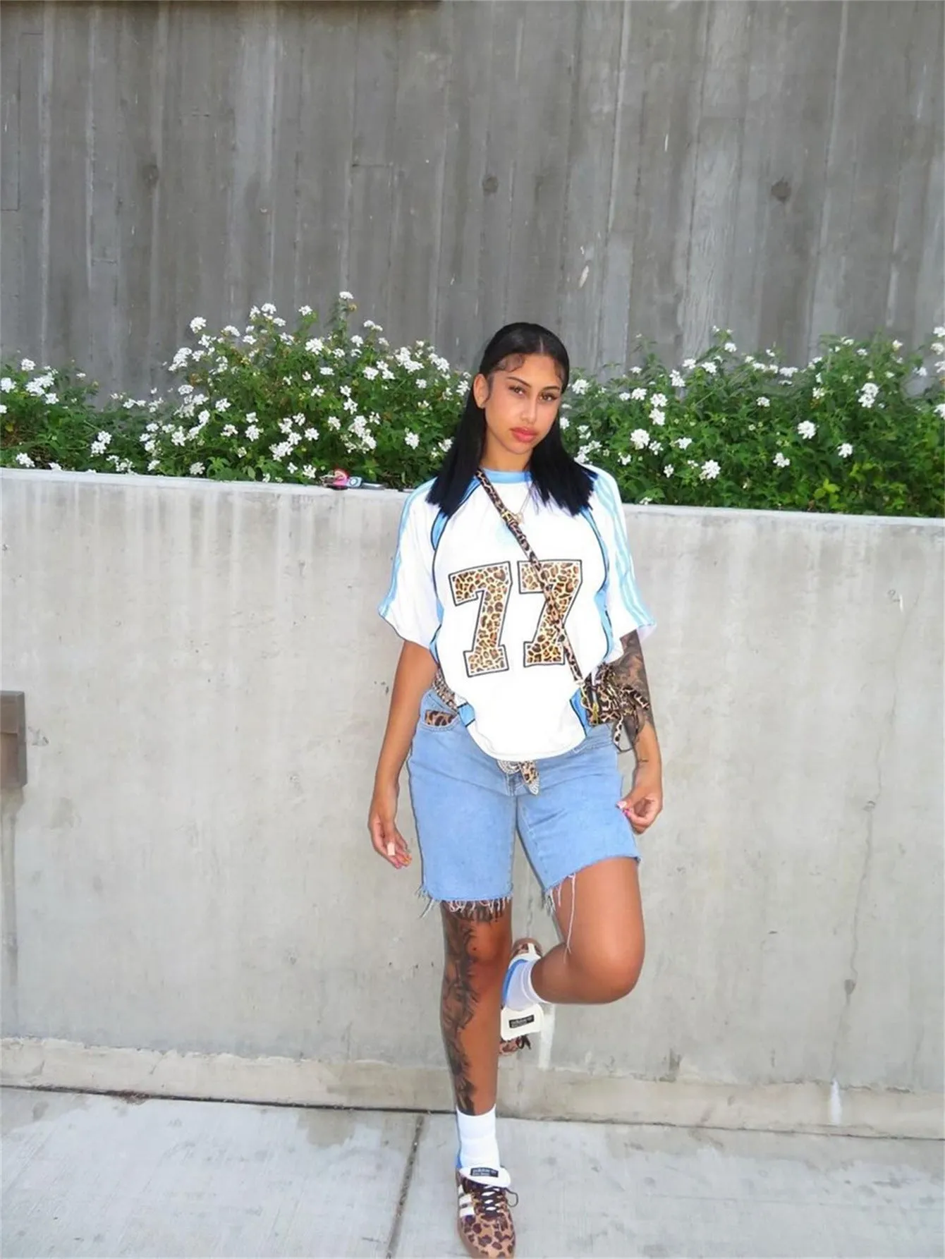 Bold and Trendy Leopard Print Contrast Color Short Sleeve T-Shirt with Sports-Inspired Patchwork Design