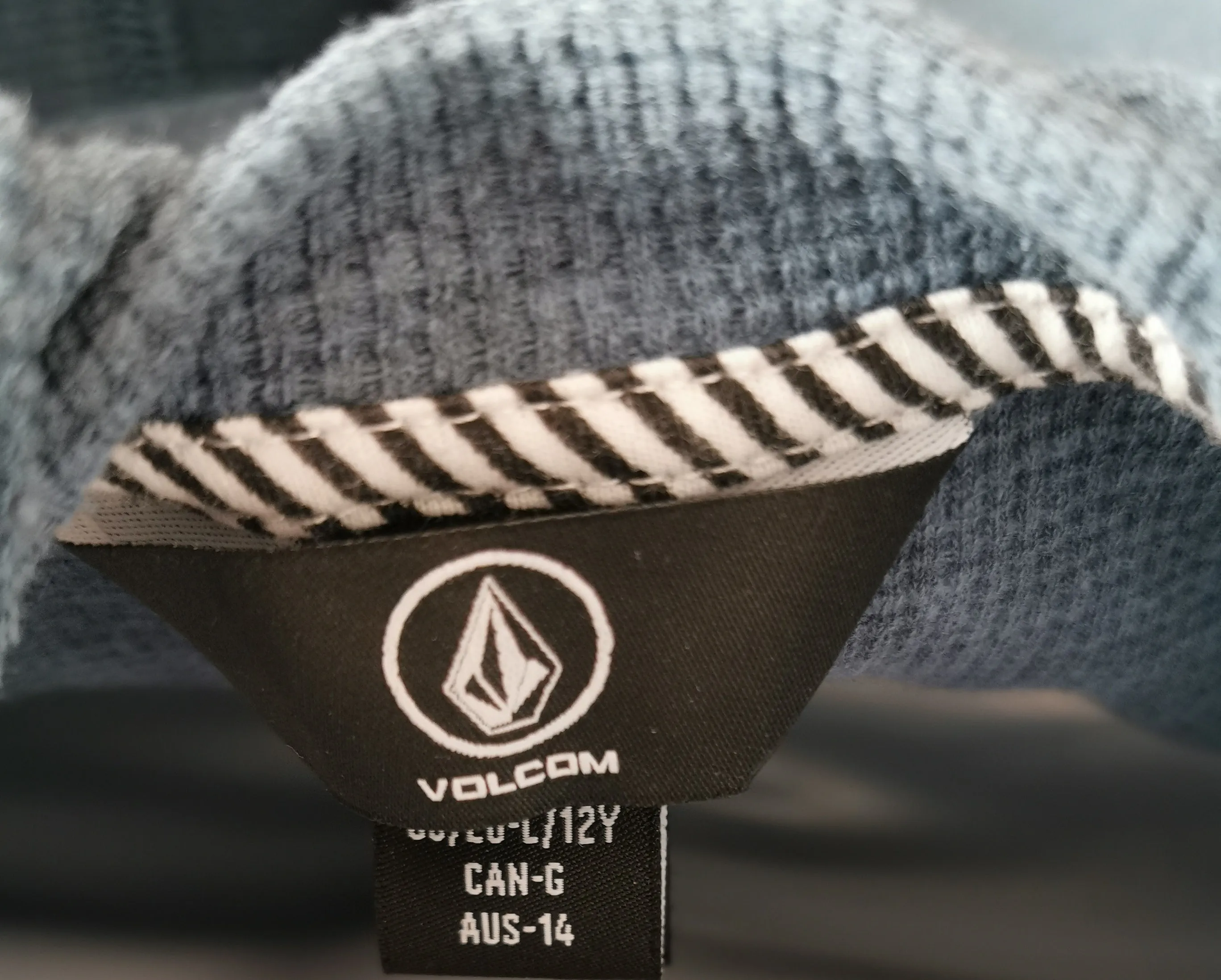 BOY SIZE 12 YEARS - VOLCOM, Waffle Knit Pullover Hoodie EUC B34