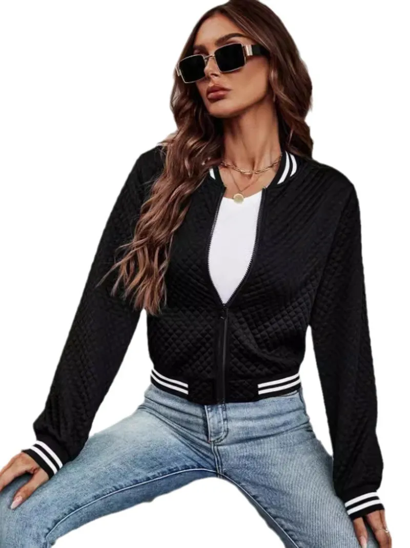 Casual bomber jacket with a light quilted pattern and striped details - Perfect for chilly days - Perfect for chilly days