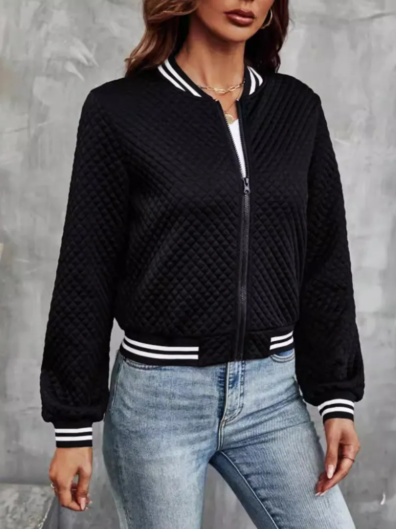Casual bomber jacket with a light quilted pattern and striped details - Perfect for chilly days - Perfect for chilly days