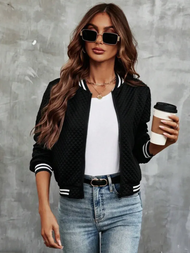 Casual bomber jacket with a light quilted pattern and striped details - Perfect for chilly days - Perfect for chilly days