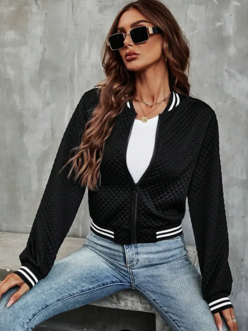 Casual bomber jacket with a light quilted pattern and striped details - Perfect for chilly days - Perfect for chilly days