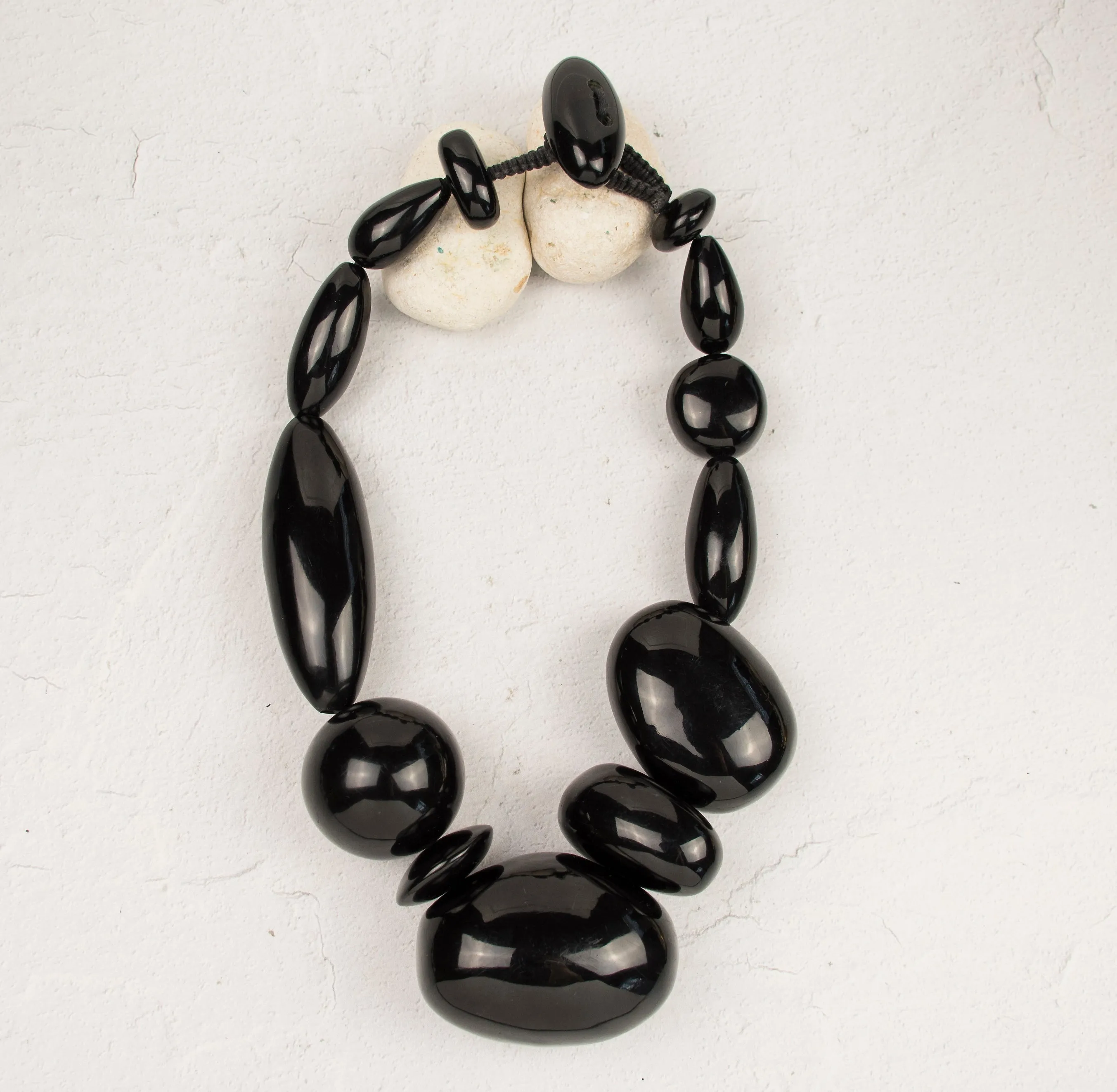 FREEFORM RESIN STATEMENT NECKLACE. BLACK