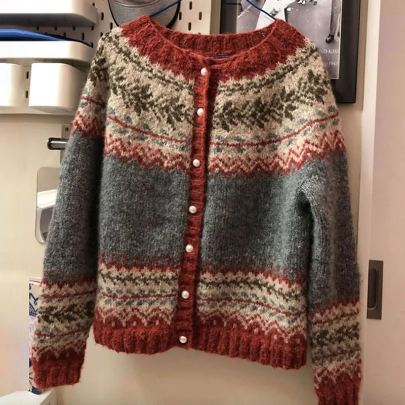 Mackenzie | Refined knit sweater with button