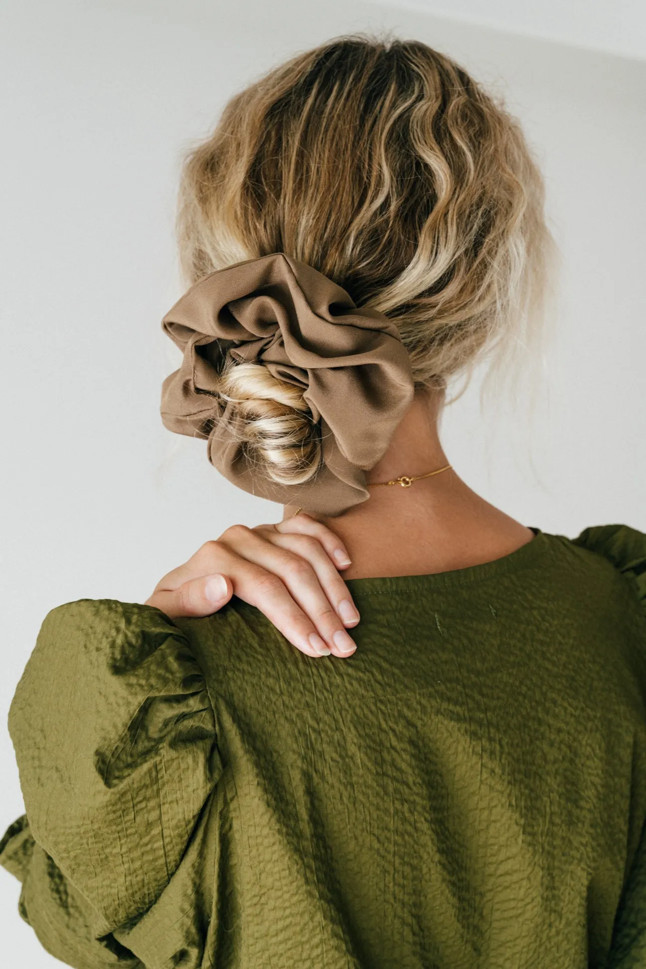 OVERSIZED SILK SCRUNCHIE