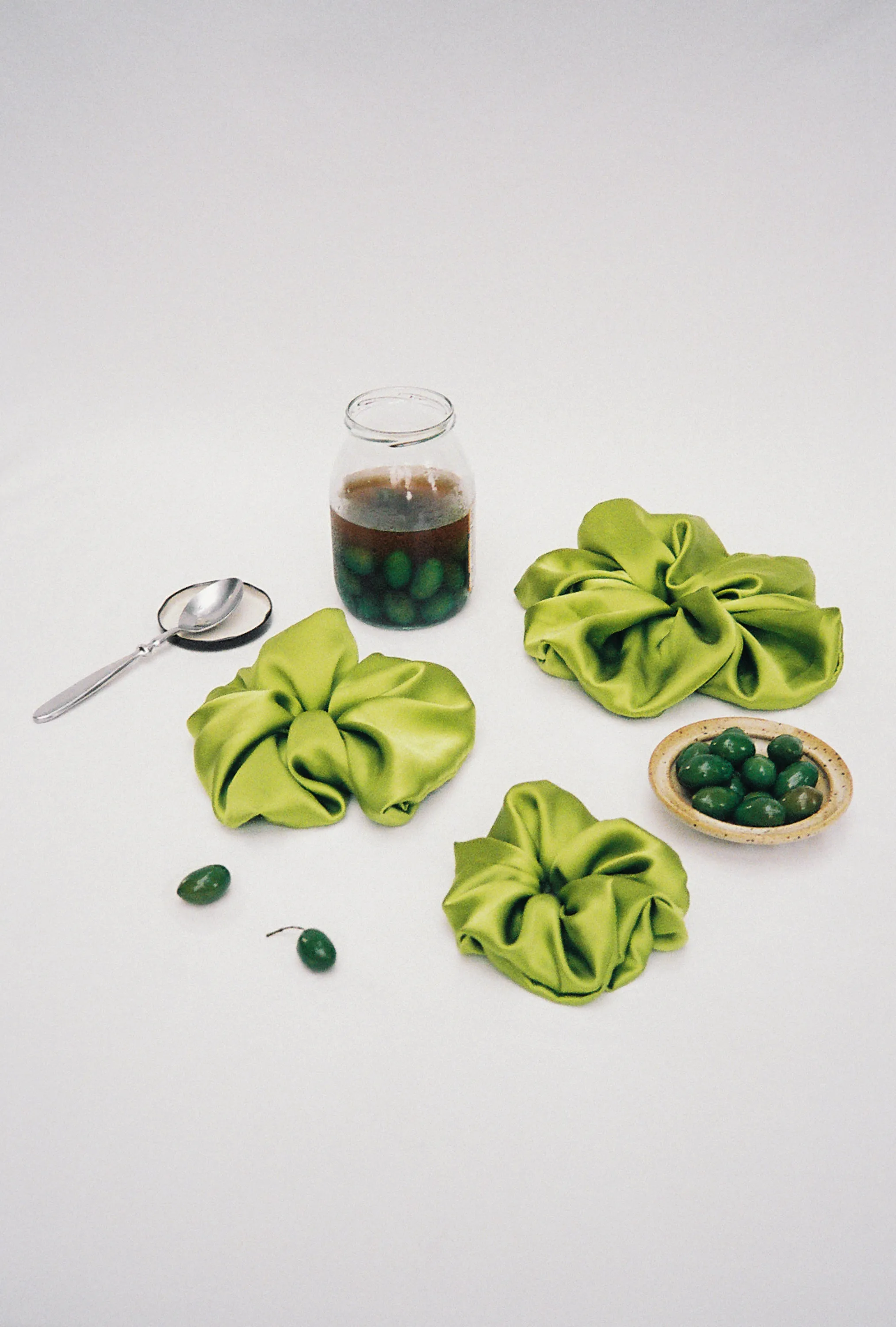 OVERSIZED SILK SCRUNCHIE