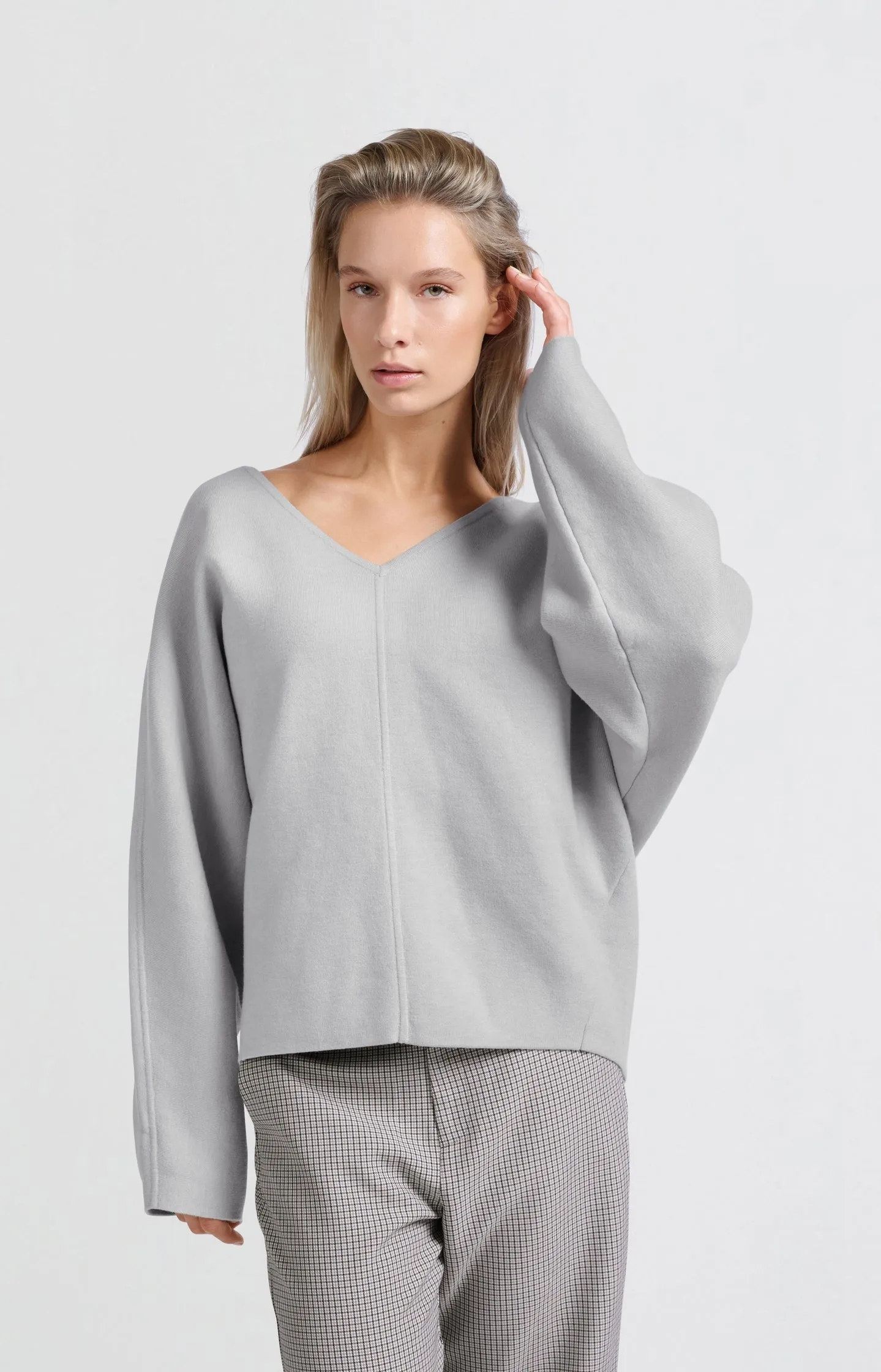 Oversized sweater with V-neck and long sleeves