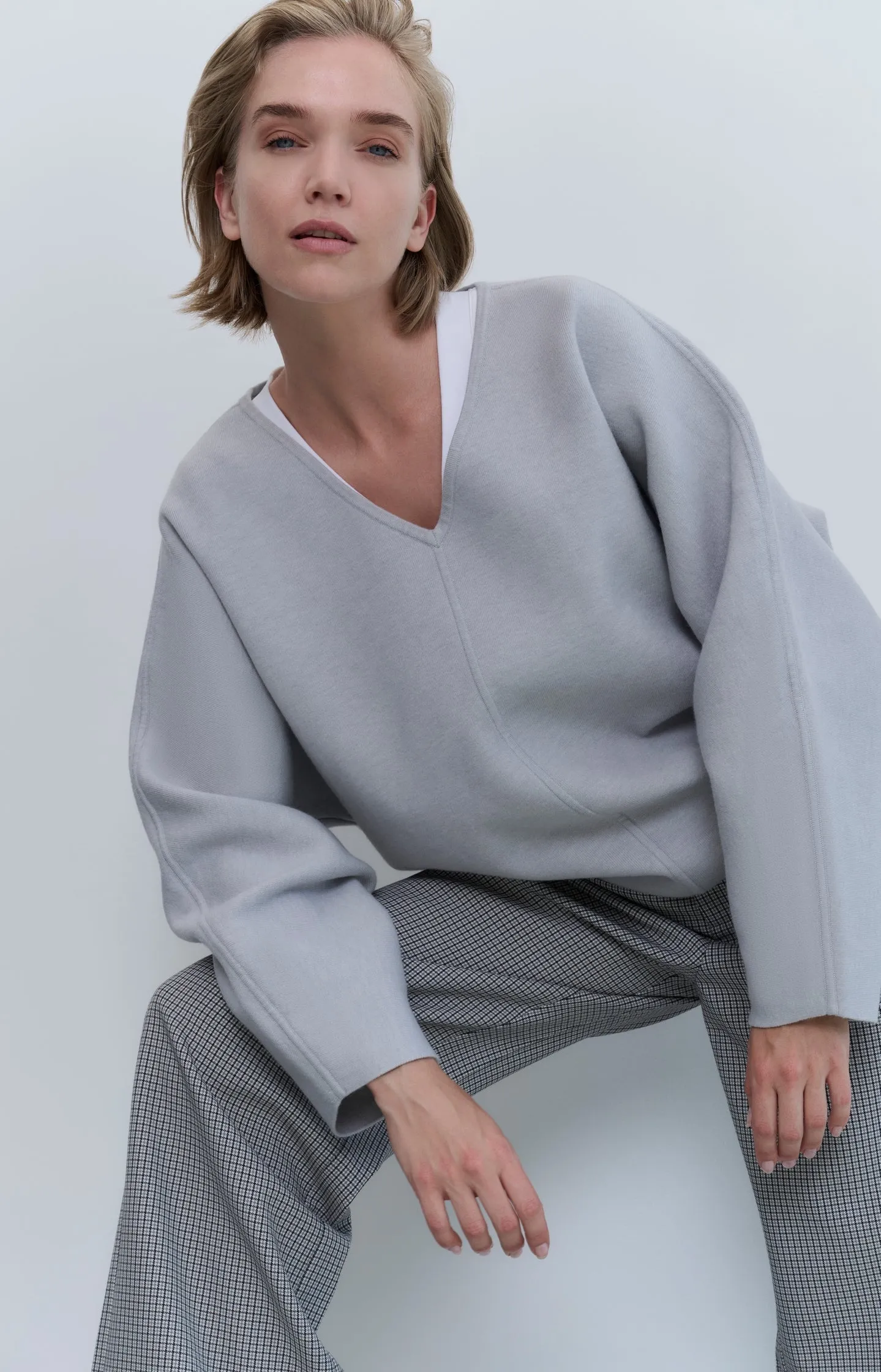 Oversized sweater with V-neck and long sleeves