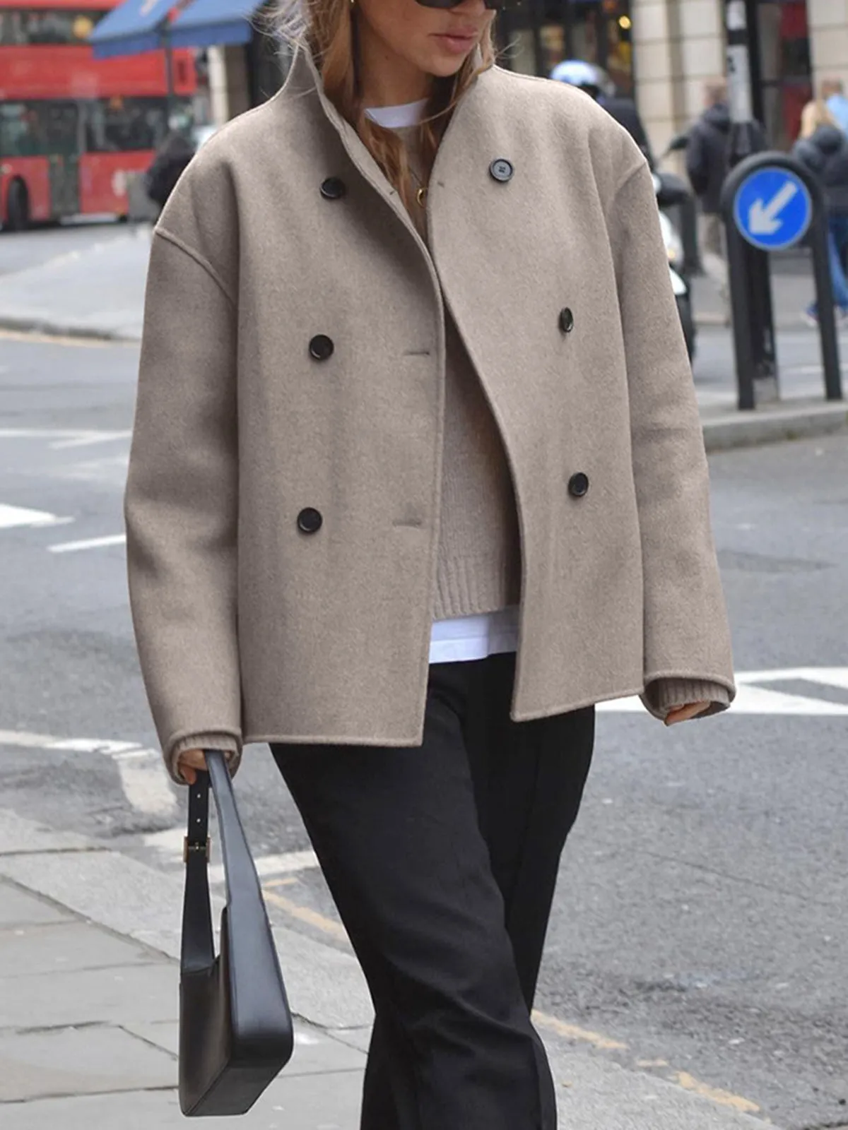 Trendy oversized jacket with button fastening - Lightweight and breathable material - Lightweight and breathable material