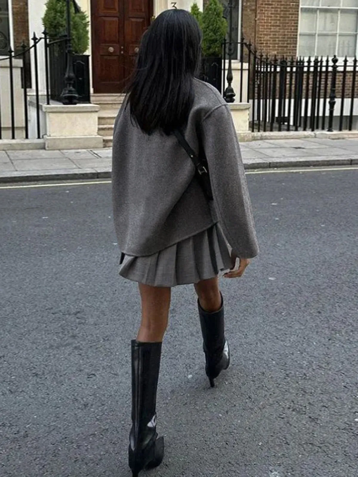 Trendy oversized jacket with button fastening - Lightweight and breathable material - Lightweight and breathable material