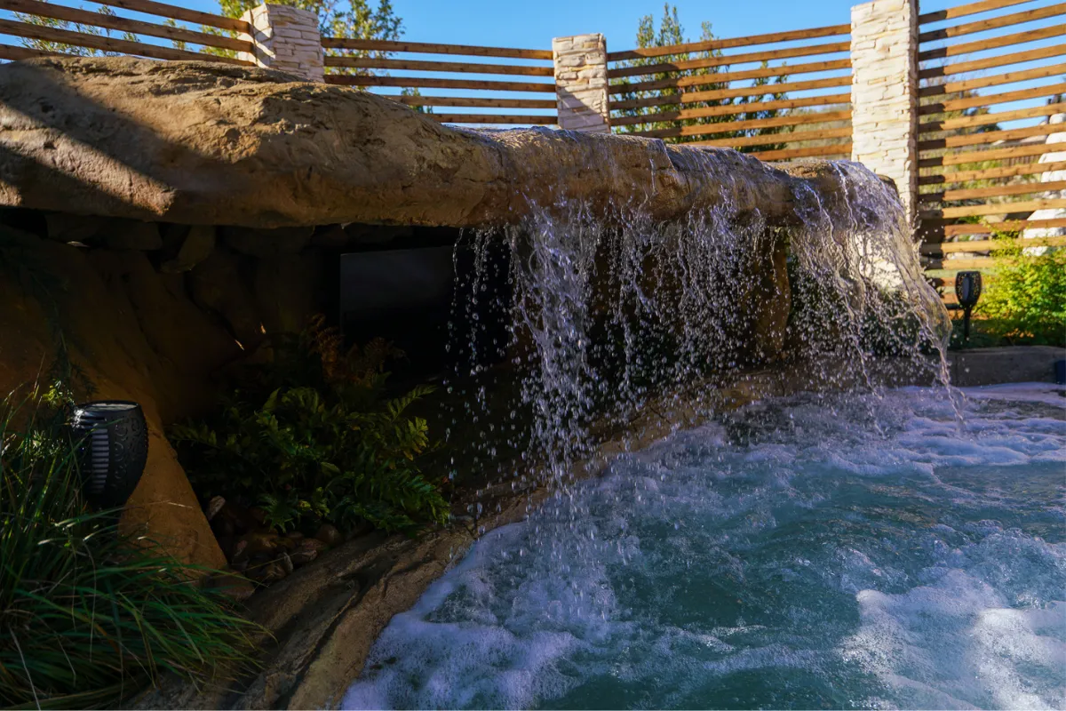 Universal Rocks In-Ground Spa - Lagoon