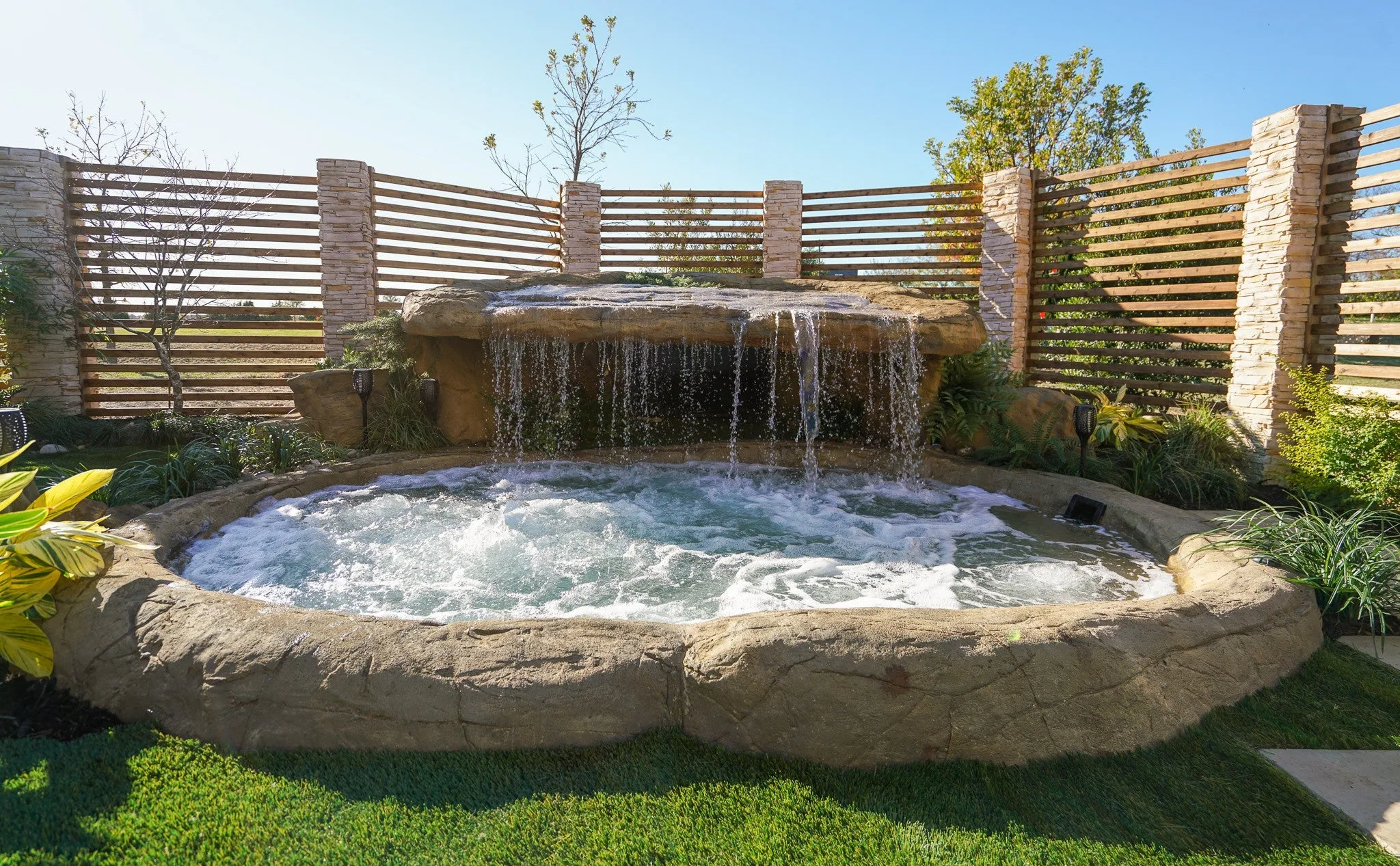 Universal Rocks In-Ground Spa - Lagoon