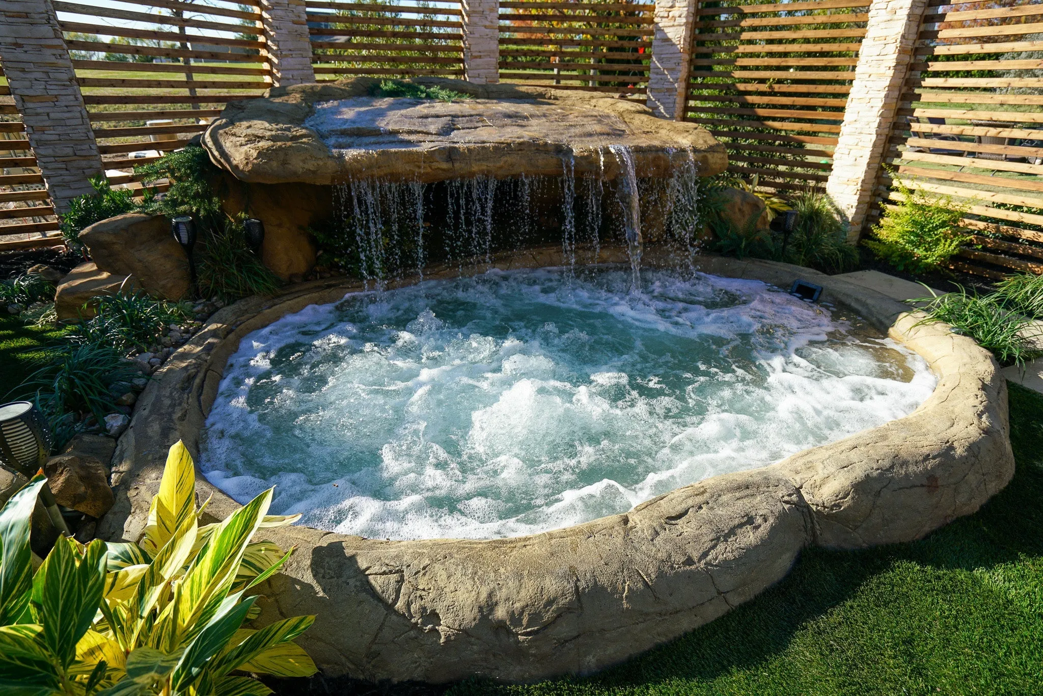 Universal Rocks In-Ground Spa - Lagoon