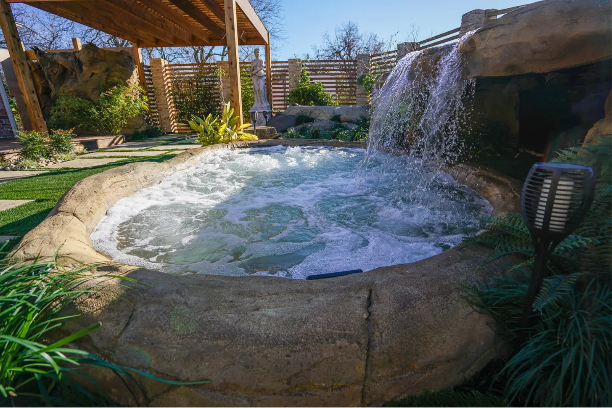 Universal Rocks In-Ground Spa - Lagoon